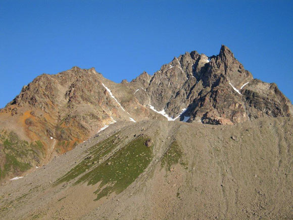 pizkesch - Il Piz Kesch visto dalla capanna d'Es-Cha. La guglia sulla destra  l'Aguoglia d'Es-cha o Keschnadel