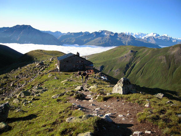 Piz Kesch - Appena sopra la capanna, l'Alta Engadina  in un mare di nebbie, a destra il gruppo del Bernina