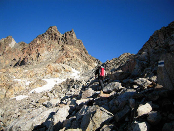 Piz Kesch - Il percorso fino alla Porta d'Es-cha  ben segnalato con bandierine