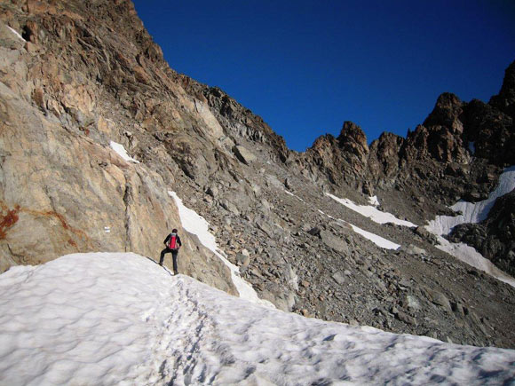 Piz Kesch - Al centro  la Porta d'Es-cha, dove bisogna arrivare per vedere il ghiacciaio e la vetta