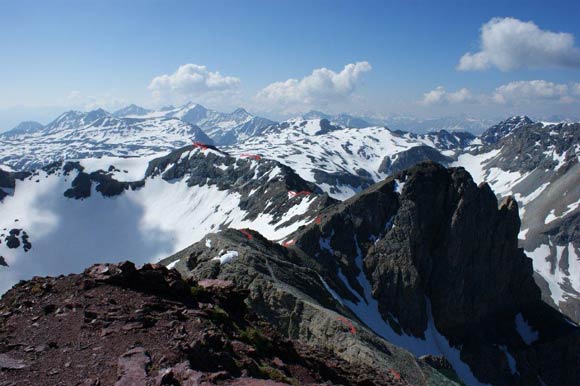 Piz Lischana - Dalla vetta, l'intera cresta SE percorsa. All'orizzonte, a sinistra, la vetta pi alta sotto la nuvola  il Piz Sesvenna (q. 3204 m).