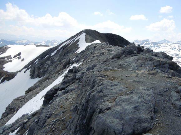 Piz Lischana - Al centro la (q. 3044 m) e l'ultimo elementare tratto di cresta per raggiungerla.
