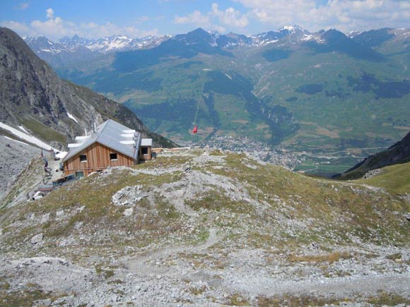 Piz Lischana - La Chamanna Lischana e in basso Scuol. In alto a sinistra il Gruppo del Piz Buin. Poco a destra il Fluchthorn.