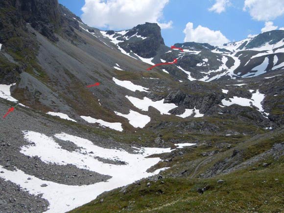 pizlischana - Dalla capanna la prima parte del sentiero segnalato. In alto a centro foto le rocce verticali di da aggirare a destra.