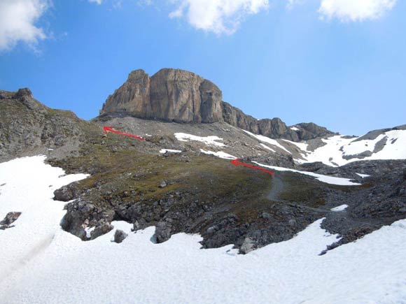 Piz Lischana - Aggirata la q. 2862 m il sentiero svolta in direzione NE. Al centro la q. 2951 m con vaghe sembianze delle Tre Cime note.