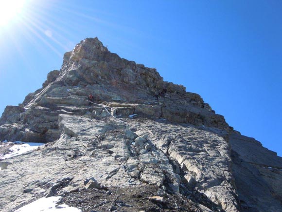 Piz Mitgel - Anche la torre di vetta  attrezzata con fune metallica