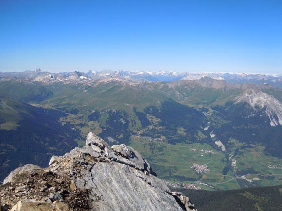 Piz Mitgel - Panorama verso W dalla vetta del Piz Mitgel, in basso parte dell'Oberhalbstein