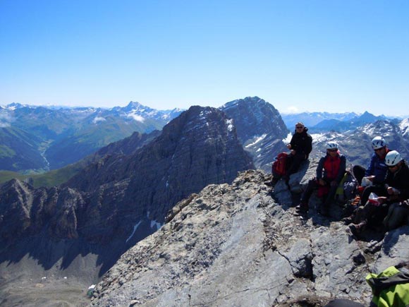 Piz Mitgel - Panorama verso E. In primo piano il Corn da Tinizong e a destra il pi alto Piz Ela