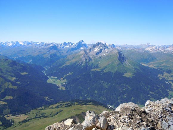 Piz Mitgel - Panorama verso SW. A sinistra il lago di Marmorera, al centro il pi elevato  il Piz Platta