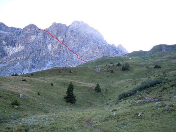 Piz Mitgel - Sui pascoli, al centro la vetta e la Senda diagonala