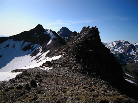 pizmuragl - L'ampia sella che precede la cresta SE. A sinistra il Piz Clx, al centro la piramide del Piz Languard