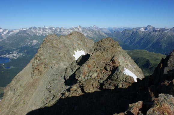 Piz Muragl - Panorama verso NW. Al centro la (q. 3149 m) del Piz Muragl e sopra, all'orizzonte, il bellissimo Piz Ot