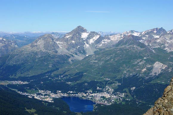 Piz Muragl - Immagine ravvicinata dalla vetta del Piz Muragl. St Moritz con il suo lago e i campi da sci, al centro il Piz Gglia