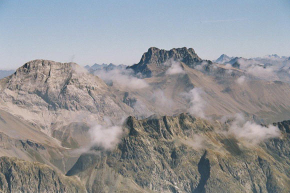 pizot - Panorama di vetta verso NE. A sinistra il Piz Uertsch al centro il Gruppo del Piz Kesch