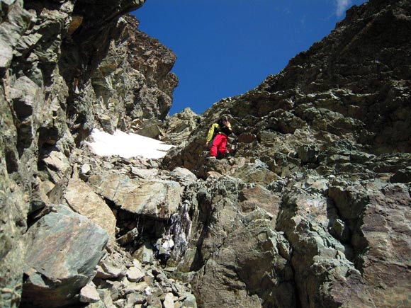 Piz Platta - Qui si abbandona il canalone e si salgono le roccette a destra,  anche possibile continuare nel canalone per una decina di m. e salire una placchetta