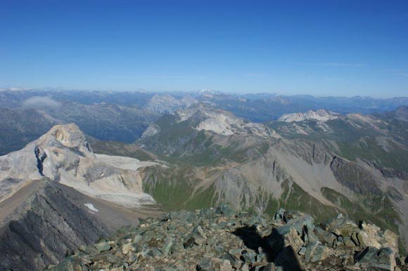 Piz Platta - Talihorn - Panorama verso NW dalla vetta. A sinistra le bianche rocce dell'Usser Wissberg, in mezzo il Piz Grisch, all'orizzonte i ghiacciai del Todi