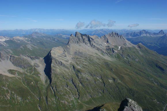 Piz Platta - Panorama verso N. Al centro il Piz Forbesch, a destra il Piz Arblatseh