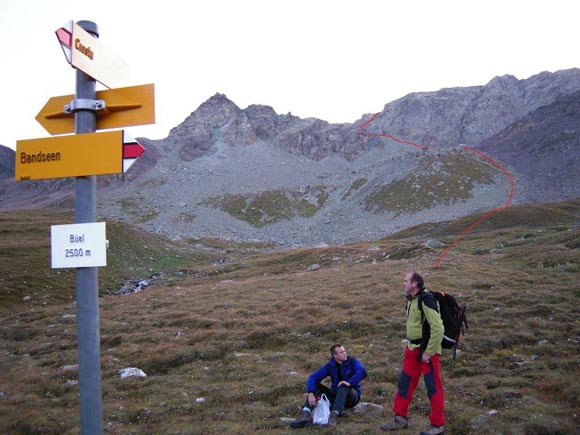 pizplatta - Dove termina il sentiero sentiero che dal paese di Cresta conduce al promontorio di Buel: a destra il Talihorn, a sinistra la piramide di q. 3065 m, nel mezzo la conca nevosa da raggiungere