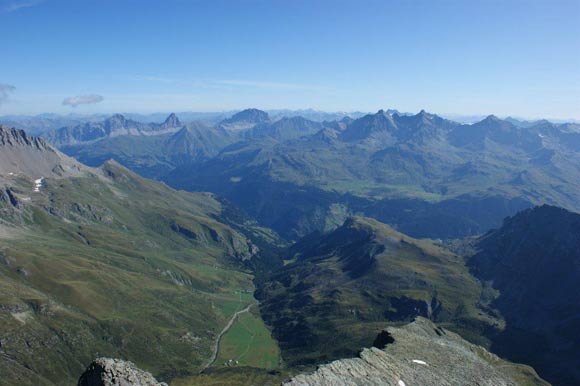 pizplatta - Panorama verso NE. Da sinistra, Piz Mitgel, Corn da Tinizong, Piz Ela e il Gruppo del Piz d'Err. In primo piano la verde Val da Faller