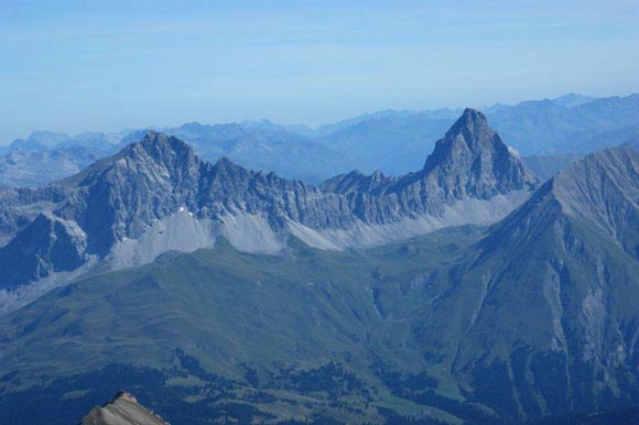 Piz Platta - Talihorn - Immagine ravvicinata. A sinistra il Piz Mitgel, una delle prossime mete, a destra il Corn da Tinizong