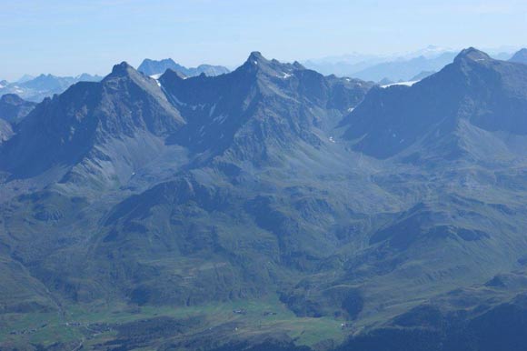 pizplatta - Immagine ravvicinata. Da sinistra, Piz d'Err, Piz Calderas e la Tschima da Flix sulla stessa linea del Piz Picuogl. Fra l'Err e il Calderas, il Piz Kesch