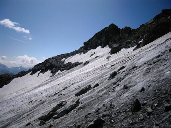 Piz Platta - Talihorn - Pietro, a centro foto, si  finalmente deciso a fermarsi e a mettere i ramponi, il ghiacciaio  abbastanza ripido e di ghiaccio vivo