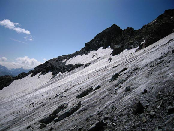 Piz Platta - Pietro, a centro foto, si  finalmente deciso a fermarsi e a mettere i ramponi, il ghiacciaio  abbastanza ripido e di ghiaccio vivo