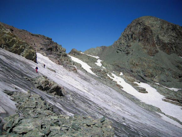 pizplatta - Sulla costola rocciosa, a destra il Piz Platta e il canalone di accesso. Rimane da affrontare la cresta E del Talihorn, larga e facile