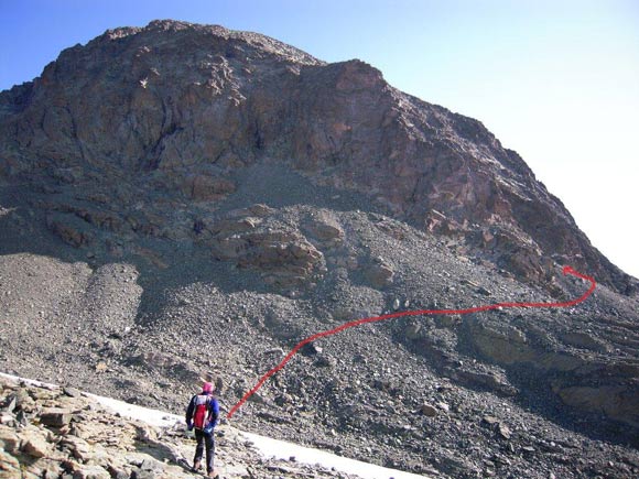 pizplatta - Sulla cresta fra le Quote 3201 e 3137, finalmente si riesce a vedere la cupola del Piz Platta. A destra l'imbocco del canalone da salire