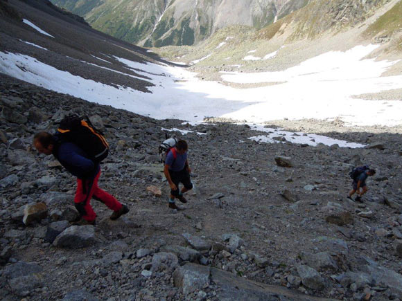 pizsesvenna - Nella parte alta del canalone, su detriti malfermi e un poco faticosi