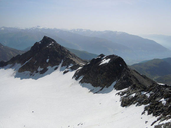 Piz Sesvenna - Panorama verso E. A destra la Foratrida, a sinistra il Muntpitschen, in alto all'orizzonte la Palla Bianca