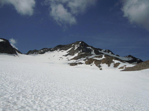 Piz Sesvenna - Il Piz Sesvenna e a sinistra l'intaglio (q. 3081 m)
