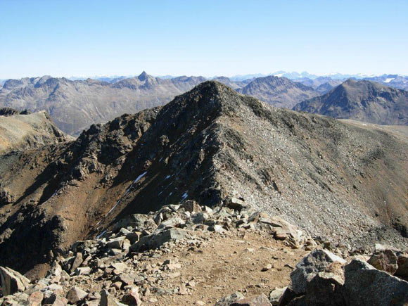 pizsurlej - La (q. 3185 m) a met strada fra il Piz Surlej e il Piz San Gian