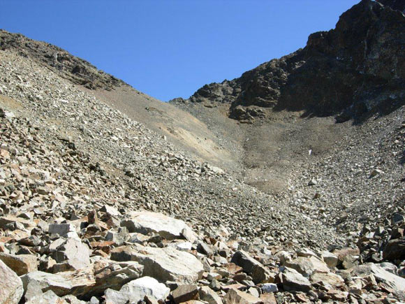 Piz Surlej - Nell'avvallamento ad W della sella di (q. 2984 m) che  a centro immagine