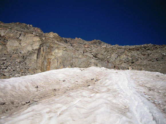 Piz Tschierva - Al termine degli avvallamenti nevosi iniziano placchette e facili roccette