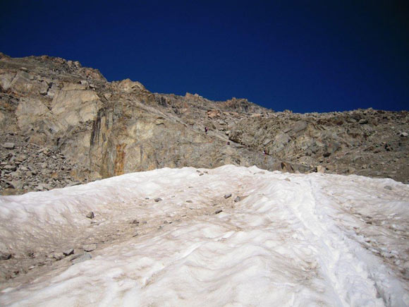 piztschierva - Al termine degli avvallamenti nevosi iniziano placchette e facili roccette