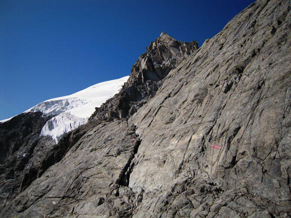 Piz Tschierva - L'affilata ed esposta, ma discretamente appigliata, cengia verso sinistra