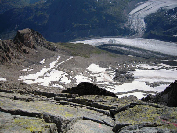 Piz Tschierva - Uno sguardo verso il basso dalla Fuorcla da Boval: riflesso della Chamanna da Boval e Corn Boval