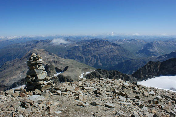 Piz Tschierva - Panorama verso N. Al centro, a destra della nuvola bassa, la piramide del Piz Languard