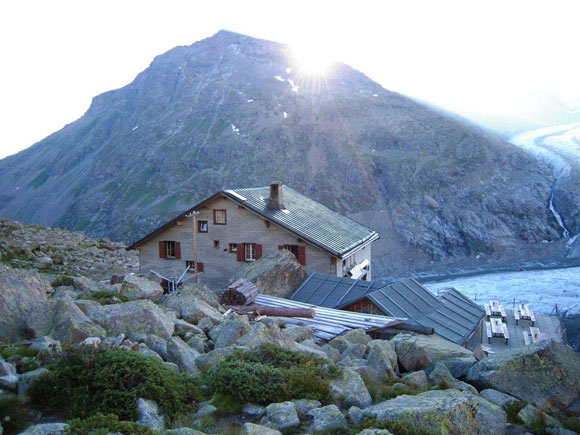 Piz Tschierva - Appena lasciata la capanna, il sole fa capolino da dietro il Munt Pers