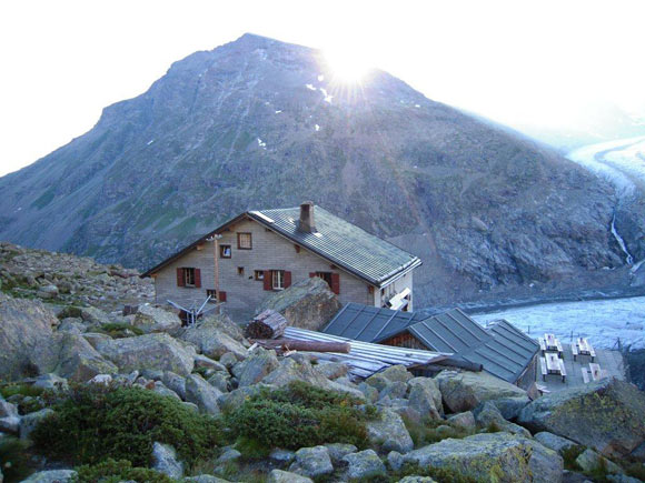 piztschierva - Appena lasciata la capanna, il sole fa capolino da dietro il Munt Pers