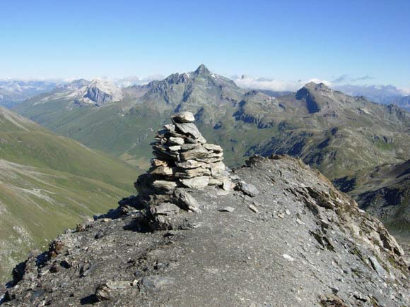 pizturba - La vetta del Piz Turba. Al centro il Mazzaspitz coperto dalla massa del Piz Platta, a destra il Piz Surpar