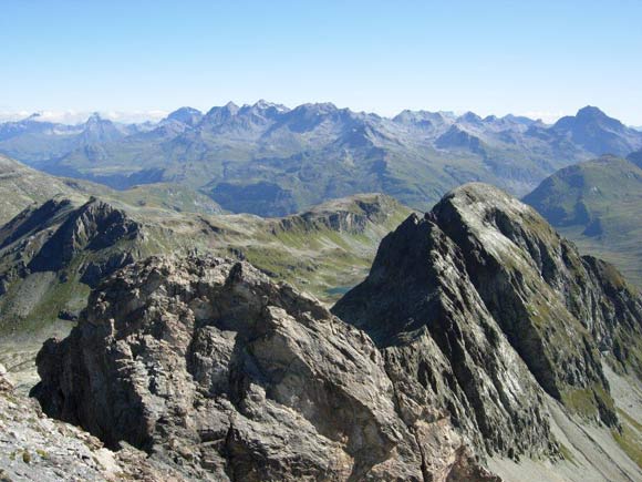 Piz Turba - Panorama verso NE. In primo piano, a sinistra la guglia calcarea, a destra il Piz Forcellina. All'orizzonte il Gruppo del Piz d'Err