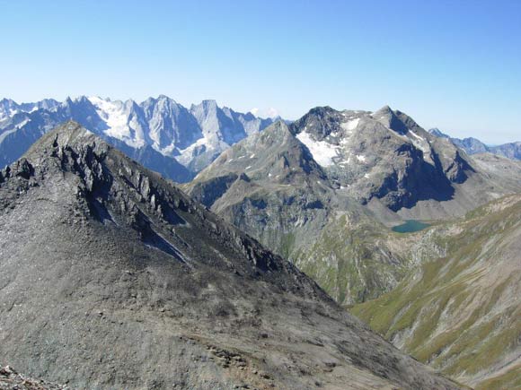 Piz Turba - Panorama verso SSW. In primo piano il Piz Mder, a destra il Piz Duan. All'orizzonte Pizzo Cengale e Badile