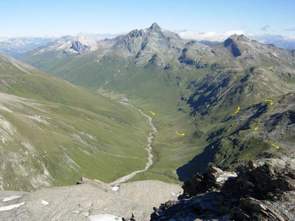 Piz Turba - Da questa panoramica di vetta si vede gran parte dell'itinerario, a centro immagine Juf