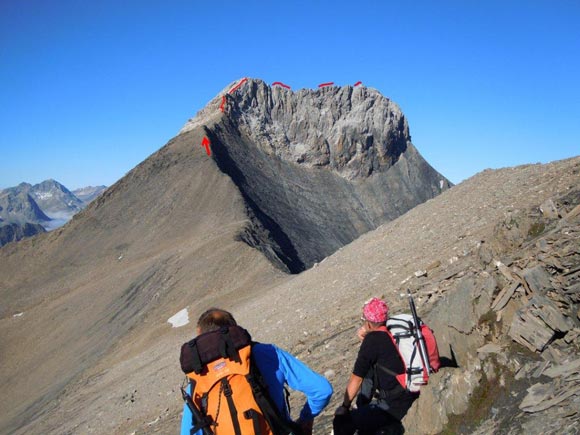 pizuertsch - Antonio e Pietro osservano la cresta E del Piz ertsch