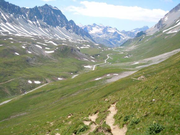 Piz Viroula - Poco sotto la Fuorcla Gualdauna, l'Albulapass e al centro dell'immagine il posteggio