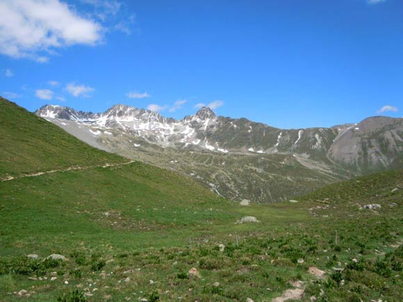Piz Viroula - Dalla Fuorcla Gualdauna, a centro immagine il Piz Viroula e sotto la verticale della vetta la Chamanna d'Es-cha