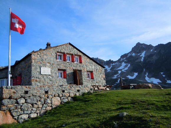 Piz Viroula - La Chamanna d'Es-cha e a destra il Piz Viroula.