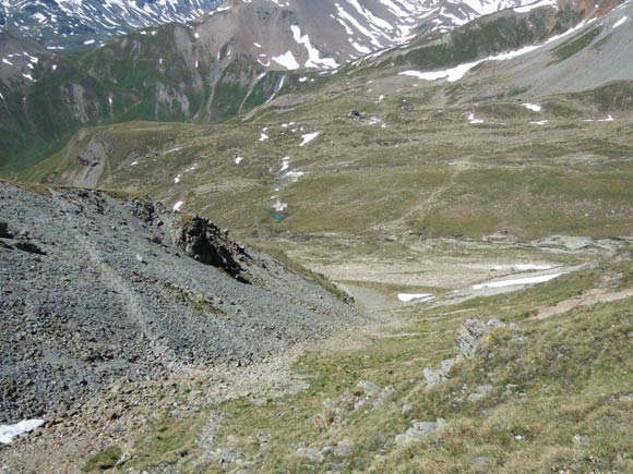 Piz Viroula - Il canale appena salito che conduce all'ampia sella sulla cresta S, al centro dell'immagine la capanna